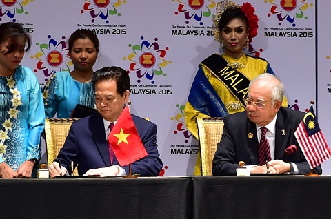 các nhà lãnh đạo ký tuyên bố về thành lập cộng đồng ASEAN.jpg
