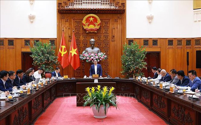 Prime Minister Pham Minh Chinh (standing) chairs a meeting with the working group to ensure energy security, Ha Noi, March 10, 2026 - Photo: VNA